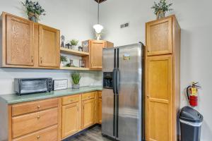 Jacuzzi Tub and Full Kitchen Dowtown Hannibal Loft
