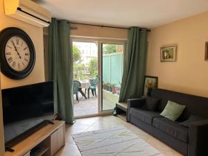 One-Bedroom Apartment with a Cozy Terrace Beachfront, City Center, Parking