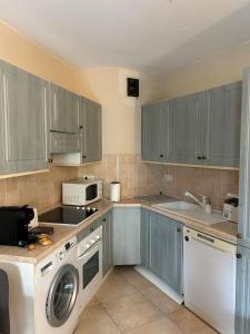 One-Bedroom Apartment with a Cozy Terrace Beachfront, City Center, Parking