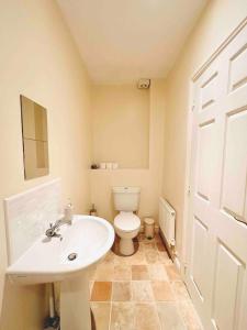 Two Bed Private Apartment - Walk to Stoke Hospital