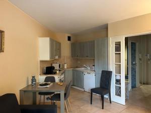 One-Bedroom Apartment with a Cozy Terrace Beachfront, City Center, Parking