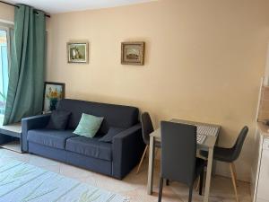 One-Bedroom Apartment with a Cozy Terrace Beachfront, City Center, Parking