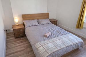 Bright and Spacious 3-Bedroom Apartment-Parking-Ideal for contractors and work stays