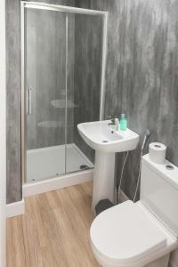 Bright and Spacious 3-Bedroom Apartment-Parking-Ideal for contractors and work stays