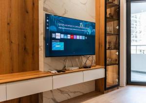 Hill Side Suite 4 by PS