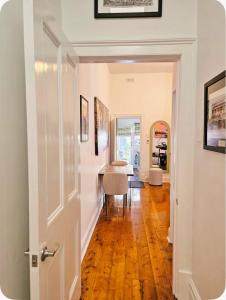 North Adelaide Cottage, perfect for fringe festival gather round