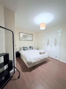 Central Stay N7 - Near Emirates Stadium - Easy Access to Trains Tube to Central London in 10 mins - Everything nearby