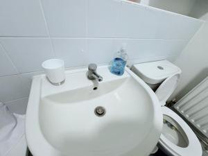 Central Stay N7 - Near Emirates Stadium - Easy Access to Trains Tube to Central London in 10 mins - Everything nearby