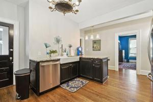 Stylish 4BR Getaway Sleeps 8 Prime Raleigh Location