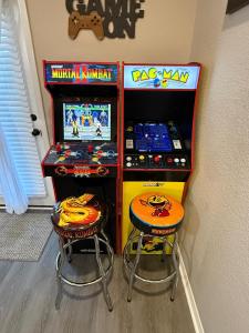 Fun & Comfort for 8 in Rogers! King & Arcade Games