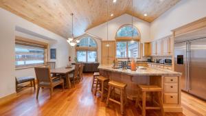 5 mins to Ski Resort Ping Pong Pool Table Deck Donner Ridge by AvantStay