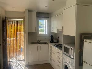 Apartamento reformado cerca del mar - AC y mascotas permitidas - ES-228-210