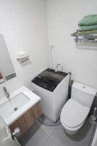 Cozy & Elegant Studio with Balcony & Pool View