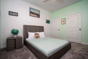 Gorgeous 4 Bedroom w Screened Pool Close to Disney 2653