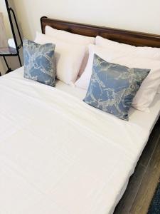 Near Davao Airport beside CityGate Mall with fast WiFi and Netflix ready TV