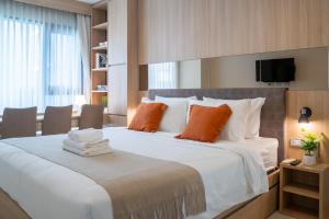 Modern 2BR Thong Lo BTS with Pool, Gym Sauna