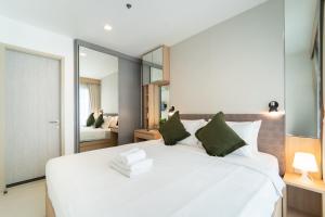 Modern 2BR Thong Lo BTS with Pool, Gym Sauna