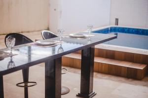 Casa com piscina e garagem privativa