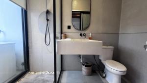 Quiet 2bd villa, w Pool, 8 min to Surfing Beach!