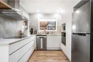 Spacious Beachmere Retreat - Walk to the Bay