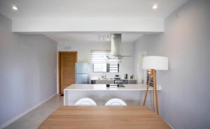 Stylish Three Bed Apartment - Central with Pool