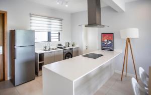 Stylish Three Bed Apartment - Central with Pool