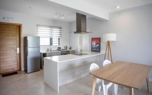 Stylish Three Bed Apartment - Central with Pool