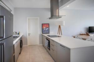 Stylish Three Bed Apartment - Central with Pool