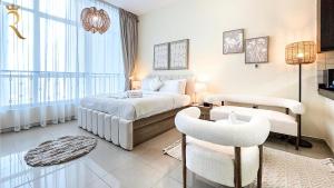 Trendy Studio Haven - Urban Curve Living