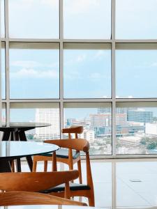 Gorgeous Condo in Cebu City near Ayala Mall with Rooftop Pool, Fast WiFi and Netflix