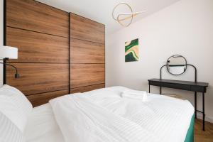 Siekierki Malachite Apartment by BookingHost