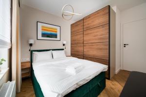 Siekierki Malachite Apartment by BookingHost