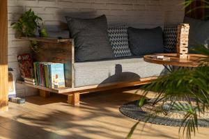 Villa Ju Ju, 3BR Iconic Villa in the Hearth of Pererenan, 5 mins from Canggu