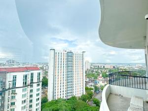 Beautiful Condo in Cebu City Business Park steps away from Ayala Mall with Rooftop Pool, Premium Bed and Fast Wifi