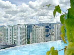 Beautiful Condo in Cebu City Business Park steps away from Ayala Mall with Rooftop Pool, Premium Bed and Fast Wifi