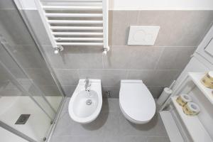 Large comfortable house for 10, a stones throw from the metro