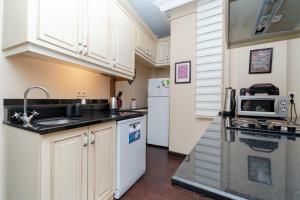 Three-Bedroom Family Suite in Managed Aparthotel - Central Location near Taksim