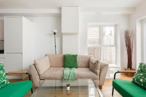 New! Bright 2BR Flat with Patio