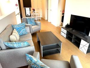 Bright 2BR Apartment at Jacks Point Golf Course With Mountain Views