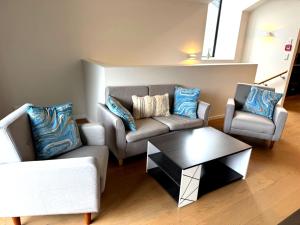 Bright 2BR Apartment at Jacks Point Golf Course With Mountain Views