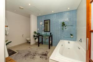 Large Corner Suite 1BR Near Bree St & CTICC