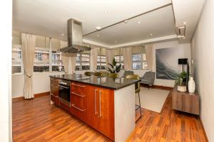 Large Corner Suite 1BR Near Bree St & CTICC