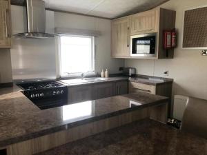 2 Bed Cabin Sleeps 4-5 Patio Parking & Pets