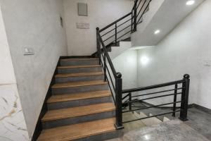 Hotel PKD Vrindavan Near 100 Futta Main Road