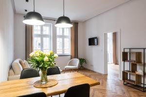 Vary Essence - Elegant Stay with Balcony