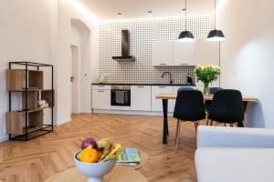 Vary Essence - Elegant Stay with Balcony