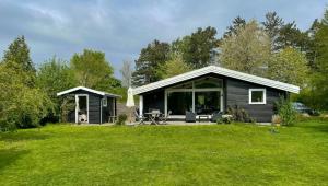 Familiesommerhus Med Naturhave Ved Hornbæk
