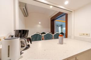 Three-Bedroom Family Suite in Managed Aparthotel - Balcony & Elevator near Taksim Square