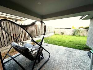 4BR Elegant Home in Park Ridge - Light-Filled Living