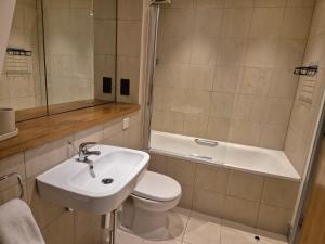 Panoramic York Views, balcony, lift, cot, workspace